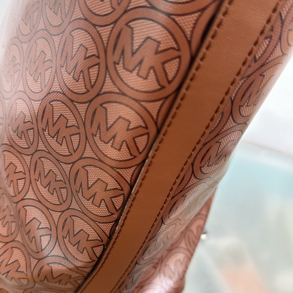 Michael Kors Bag Signature Logo Tote - Picture 6 of 17